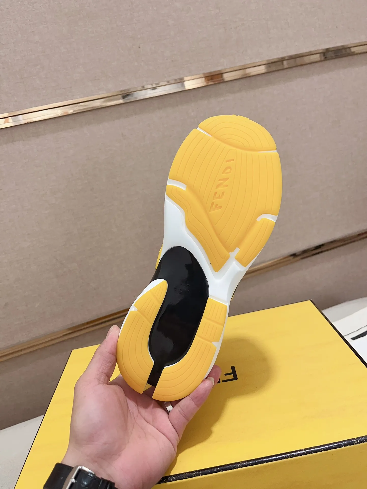Men's shoes💰: 760💰(Higher version) [Fendi] Fendi's latest casual shoes for men! Available at counters simultaneously! A one-to-one replica of the original. Made entirely of imported top-grain calfskin, the interior is made of top-grain water-dyed cowhide, and the original factory-supplied rubber outsole. Leading new fashion concepts. Matching code: 39-44. 38.45 can be customized and cannot be returned or exchanged!